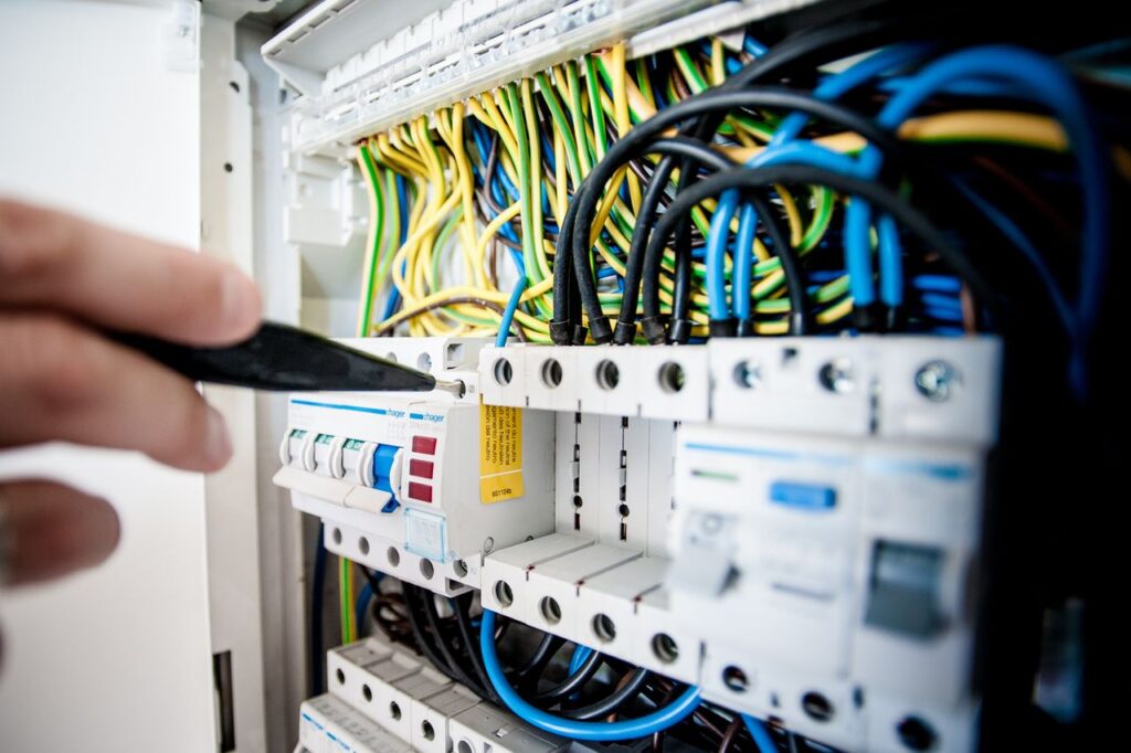 Группы допуска по электробезопасности: какая нужна вашим сотрудникам и как её получить